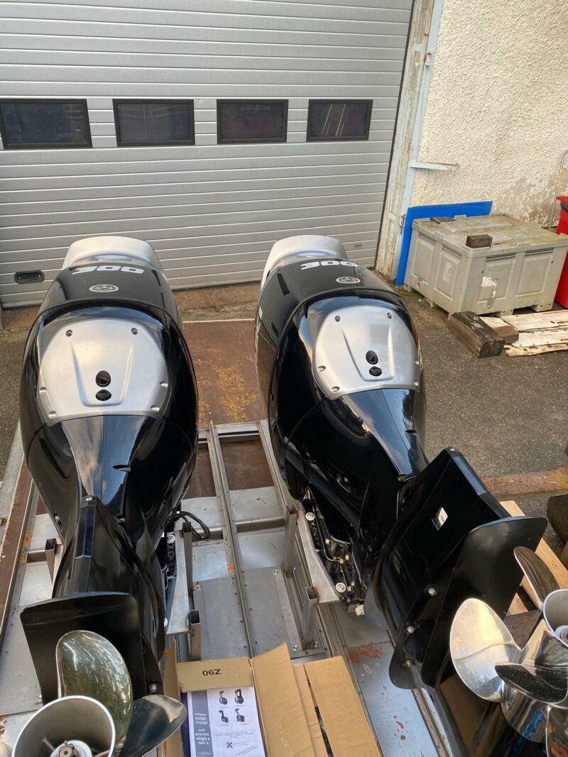 MYYDÄÄN: Uudenveroiset 2 kpl Suzuki Perämoottorit 300 BMDXX vm. 2022 käyttötunnit 31 hinta/kpl